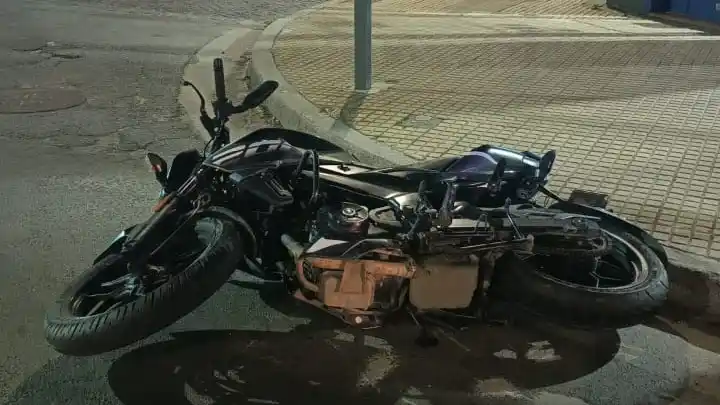 La moto Bajaj Rouser involucrada en el hecho.