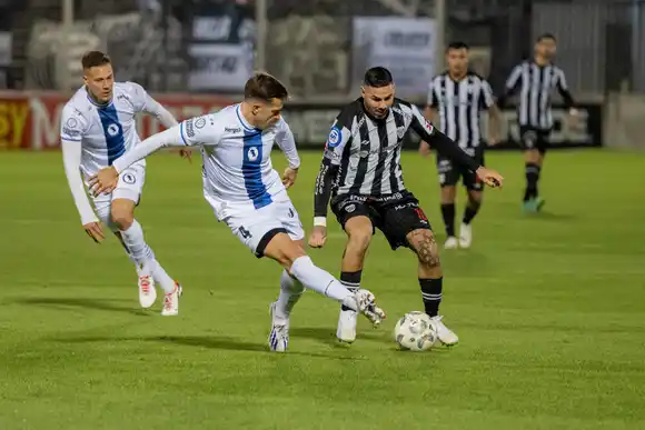 Duro golpe para Alvarado fuera de casa