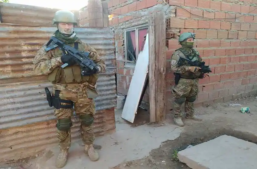 Más de 30 allanamientos por balaceras: tres detenidos con armas, drogas, dinero y escrituras