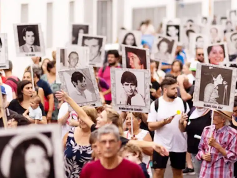Con consignas históricas, Paraná se movilizó por el Día de la Memoria