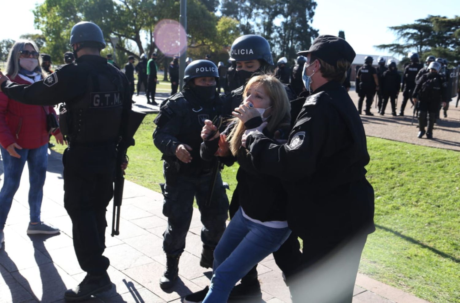 Rosario: manifestantes anticuarentena fueron dispersados y hubo detenidos