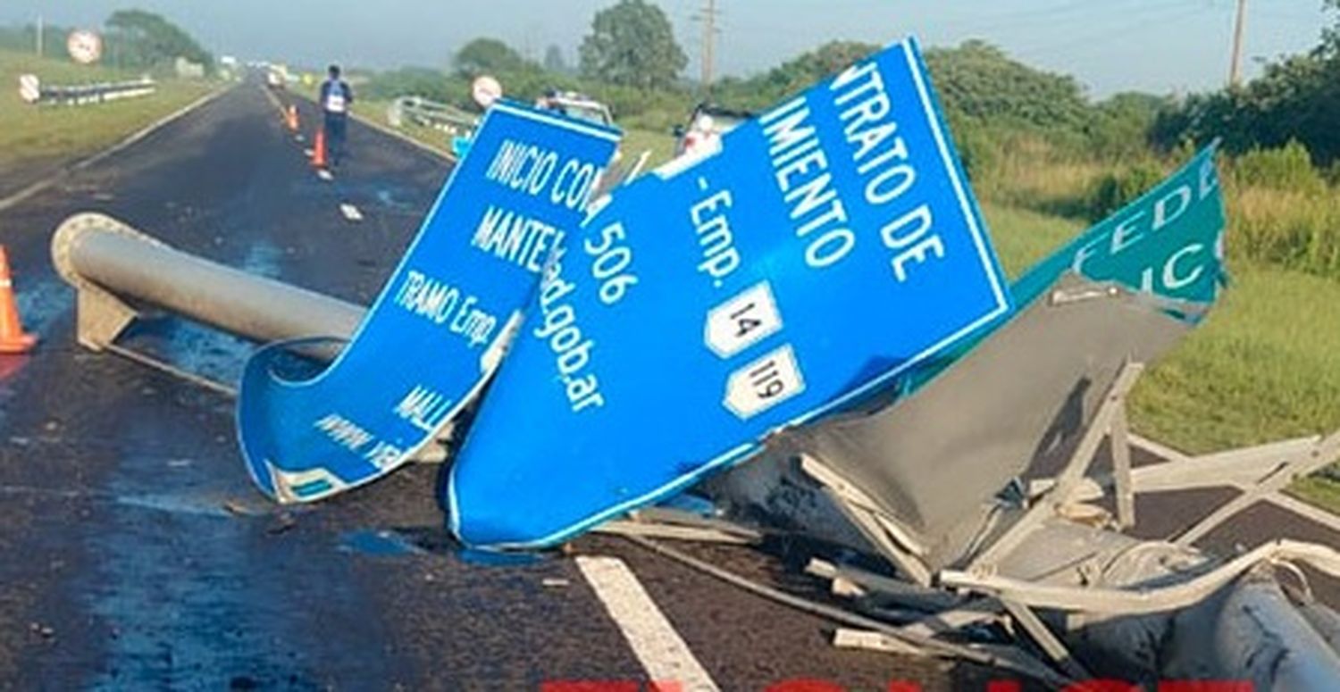 Un camión arrancó el cartel de la ruta 12 y provocó un despiste