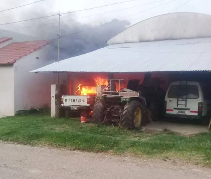 Se incendió camioneta que  estaba estacionada en el garaje