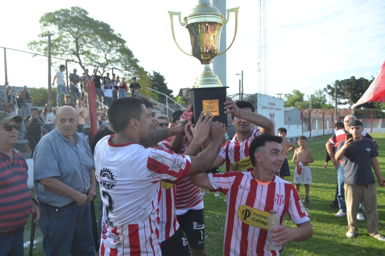 El capitán de Barrio Norte Jonathan Farías levanta la copa "50º Aniversario de la Sociedad Bomberos Voluntarios de Gualeguay que ya descansa en las vitrinas del club norteño.