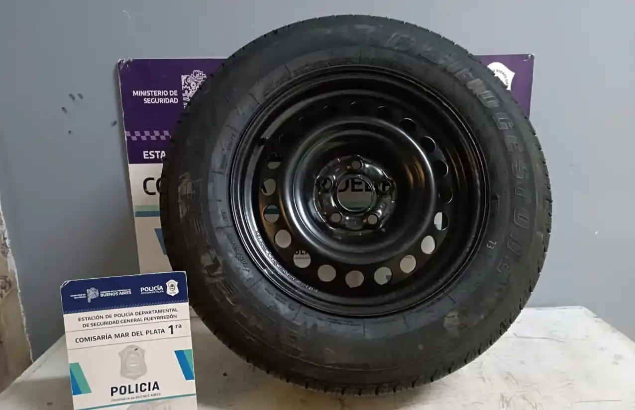 Un transeúnte observó el accionar del delincuente, tomó el número del taxi y llamó al 911.