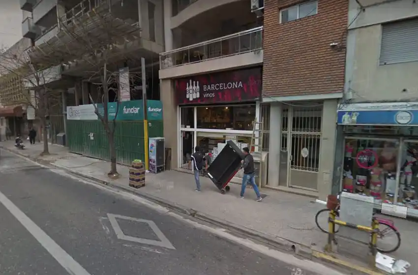 Impactantes imágenes de dos asaltos a una vinería en pleno centro