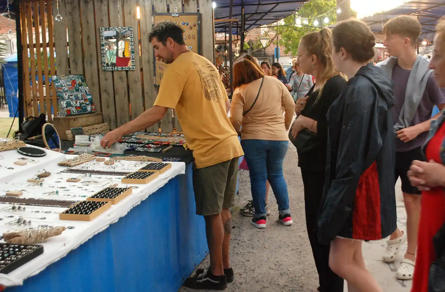 Artesanos. Marilina y Matías en la feria