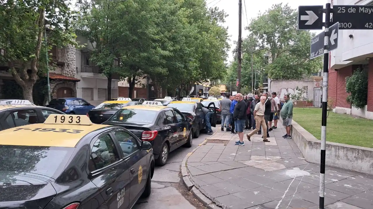 Protesta de taxistas contra las apps de transporte: “Nos están robando el trabajo”