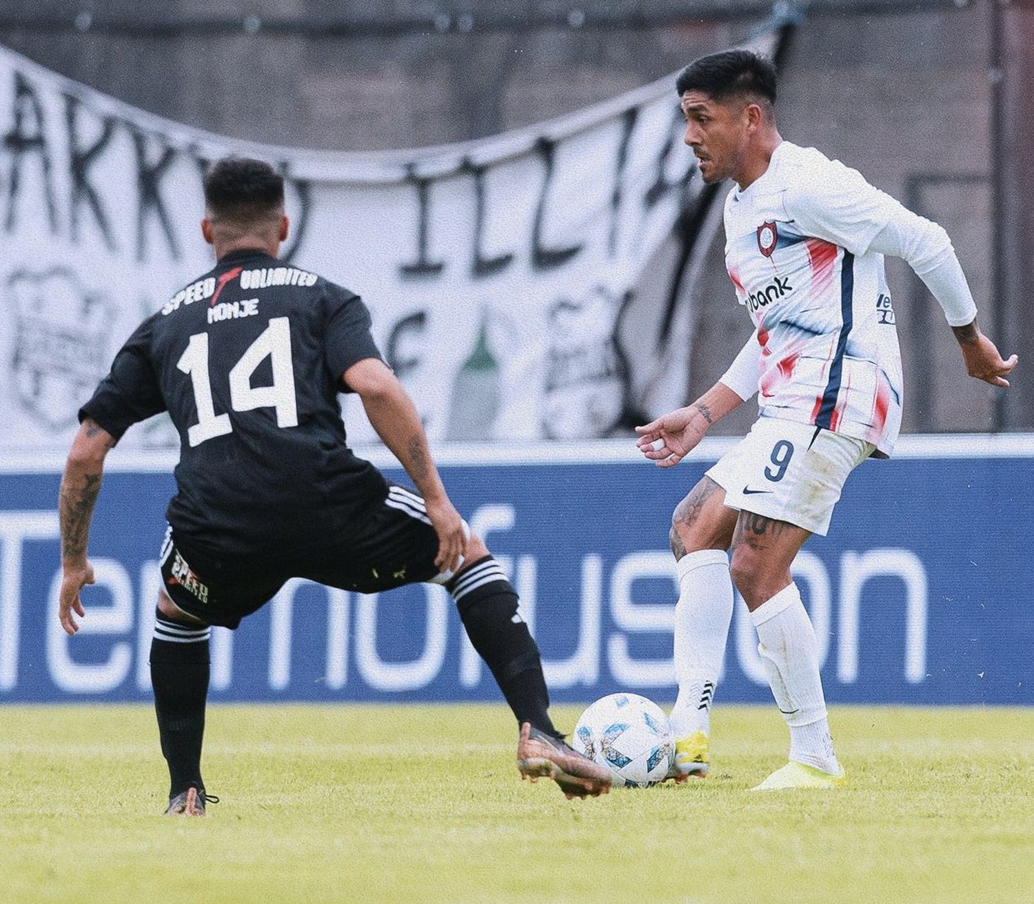 Con el Gasómetro de fondo, San Lorenzo perdió en su visita al vecino estadio de Riestra.