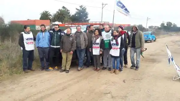 Camioneros bloquean acceso a una empresa de Rauch por retraso en el pago de salarios