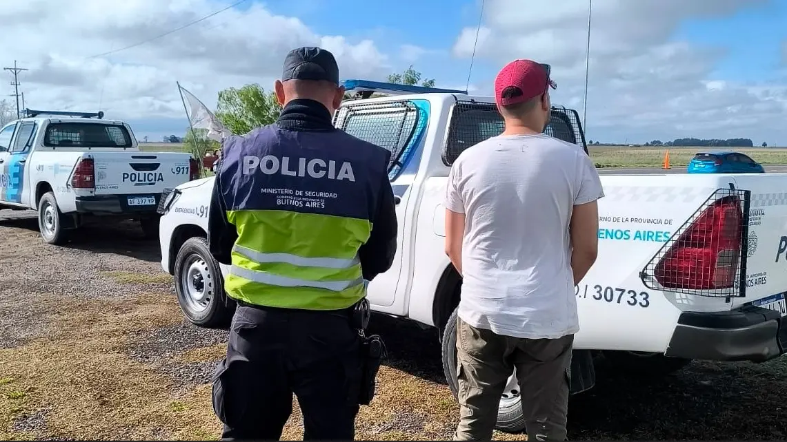 En el procedimiento. Se demoró la marcha del auto y se arrestó al individuo