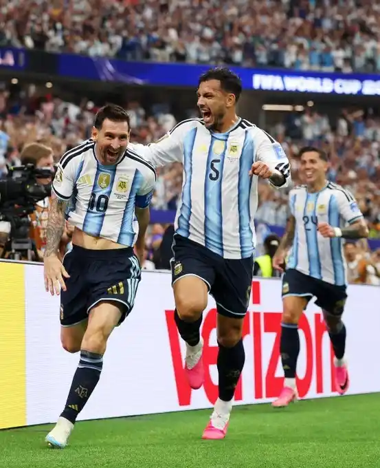 Doblete de Messi para la historia