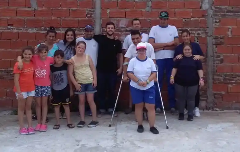 Los chicos de IDEEA donaron juguetes y material didáctico a niños y abuelos