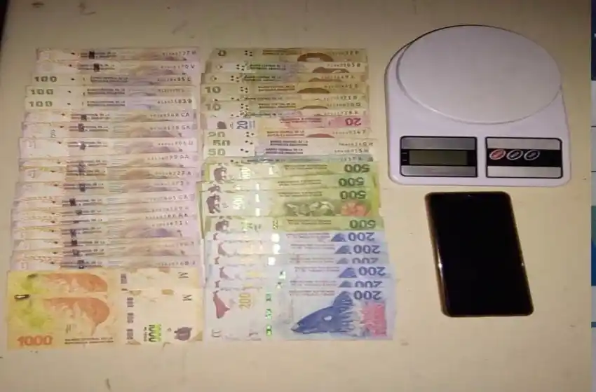 Llevaban droga a domicilio y la pesaban en la vereda: fueron atrapados