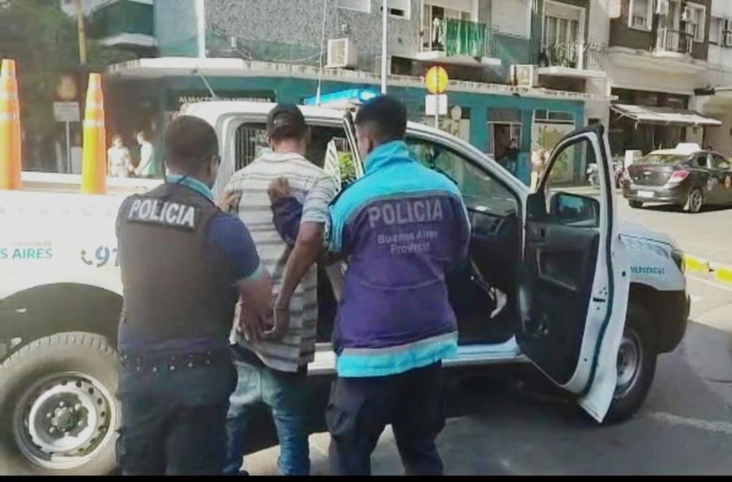 Detienen a un hombre que robó armado la recaudación de un local de la Peatonal