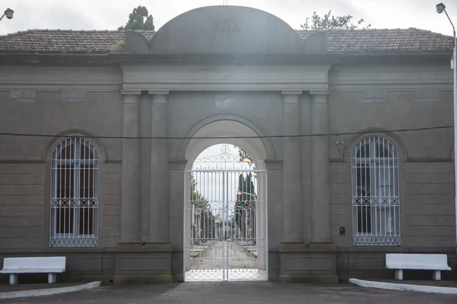 Dengue en Las Flores: Solicitan cambiar el agua de los floreros del cementerio por arena húmeda