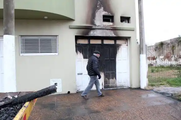 Se incendió un auto en el garaje cuando una familia descansaba