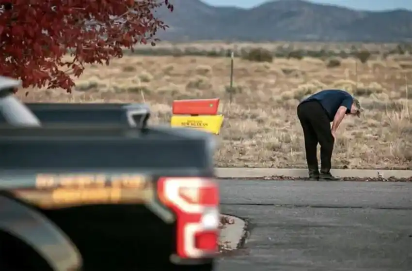 Aseguran que Alec Baldwin disparó una «presunta bala real» en el set de filmación de «Rust»