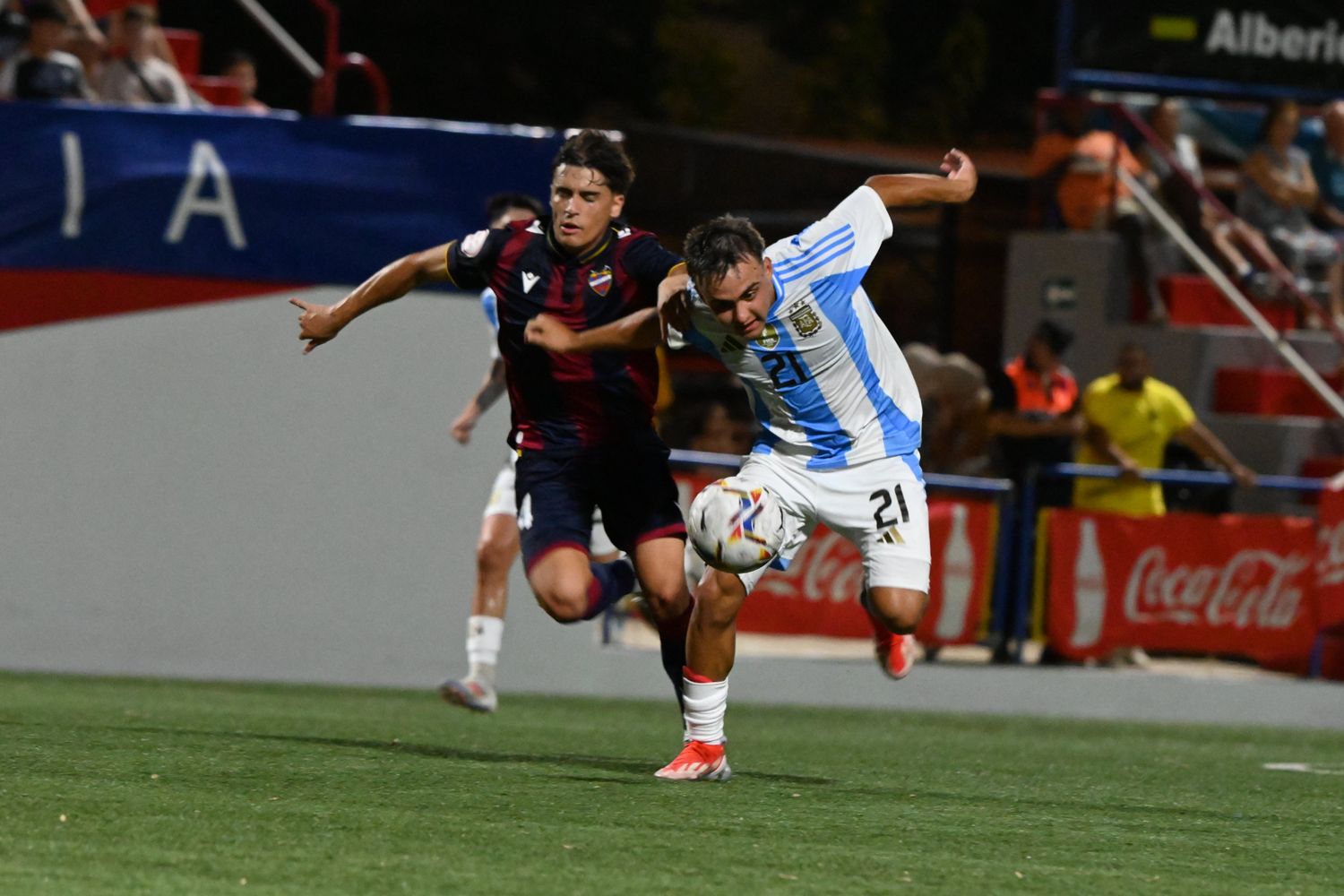 El delantero Woiski luchando por el balón