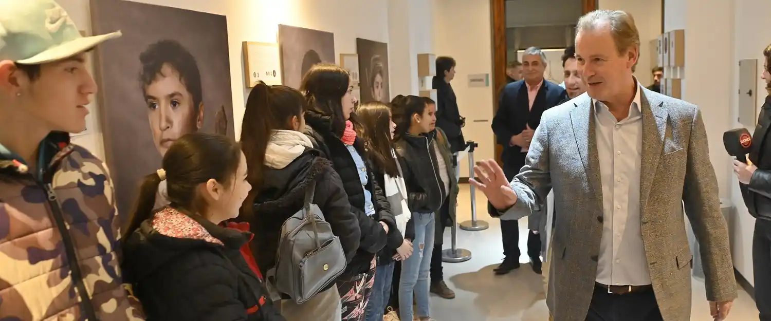 El Gobernador respaldó la idea de sumar una hora más de clases