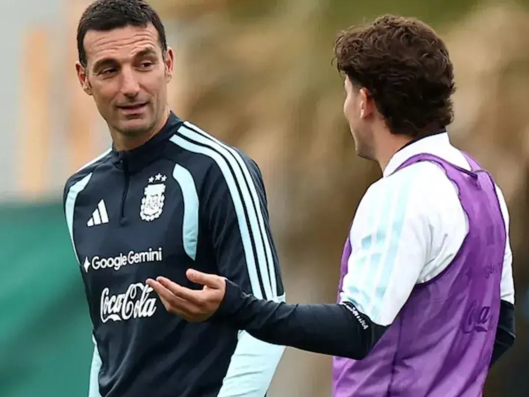 Scaloni dialogando con J.Álvarez en el entrenamiento dle lunes. Foto:Reuters.
