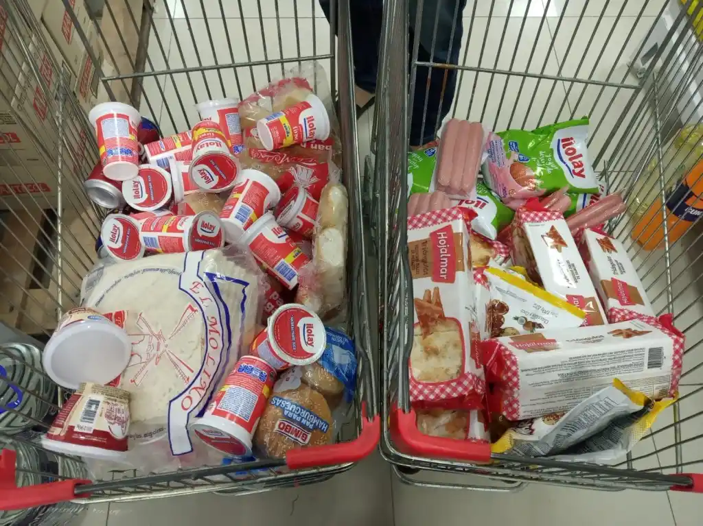 Alimentos vencidos en un supermercado