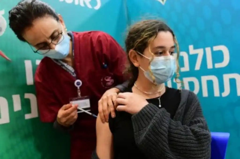 “Detectamos efectos adversos que no figuraban en los informes de Pfizer”, dice Israel