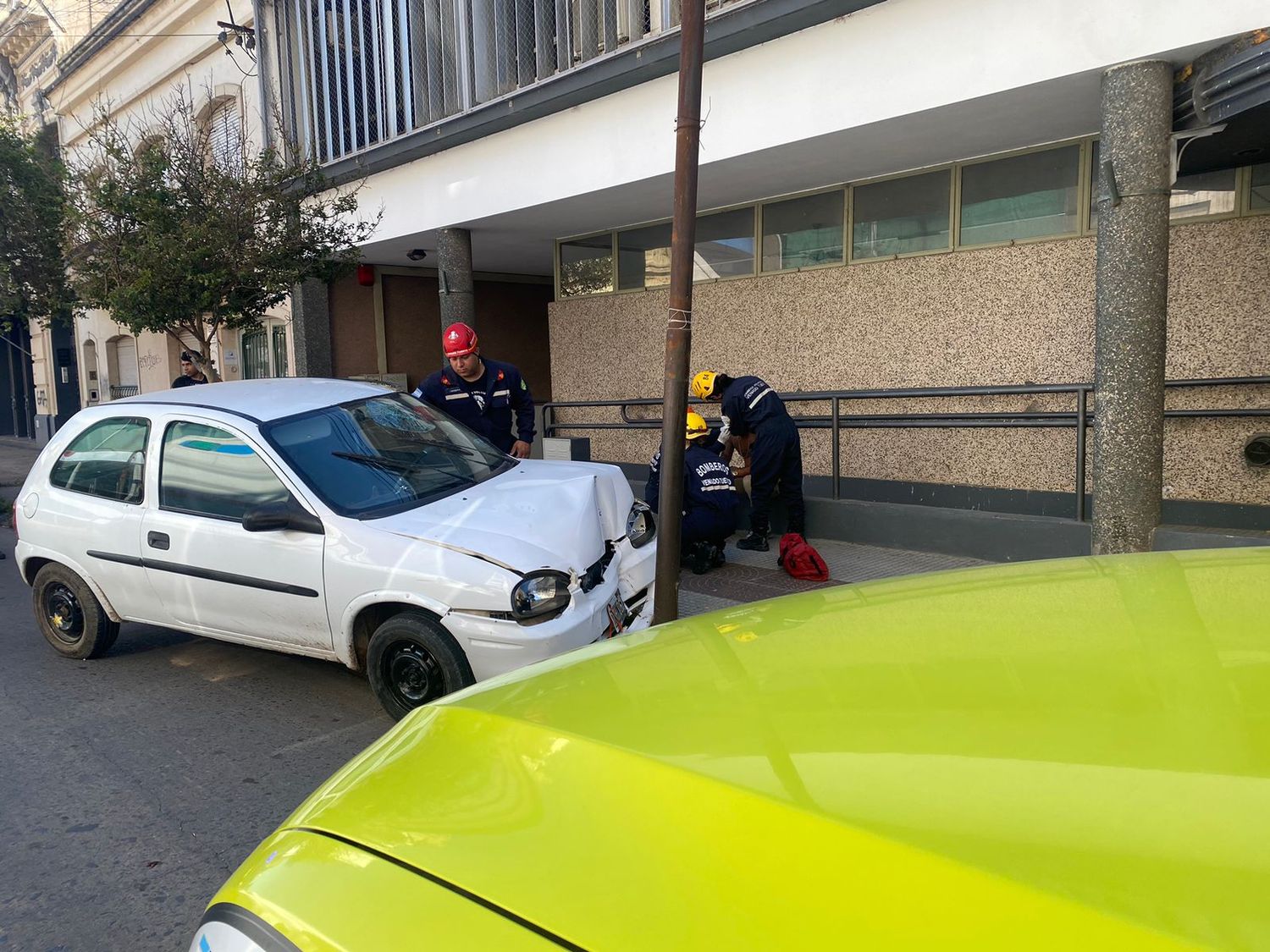 El auto sufrió importantes daños.