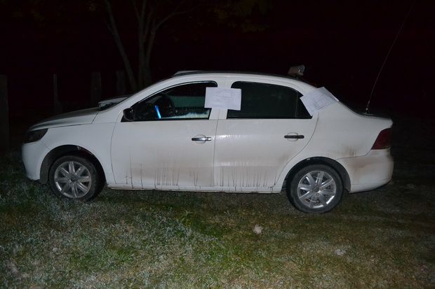 Detienen a dos hombres que cargaban un vacuno en el baúl de un remis