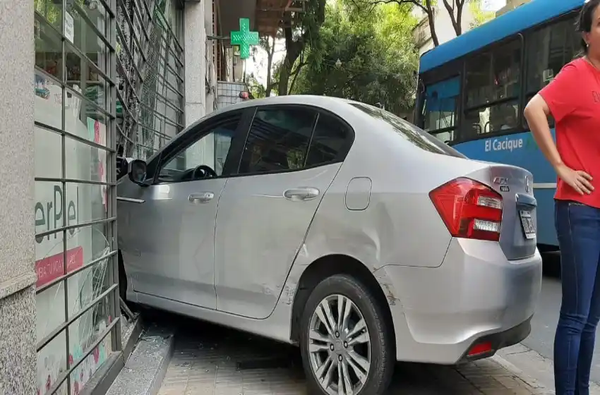 Chocó, se subió a la vereda y se metió con medio auto en una farmacia