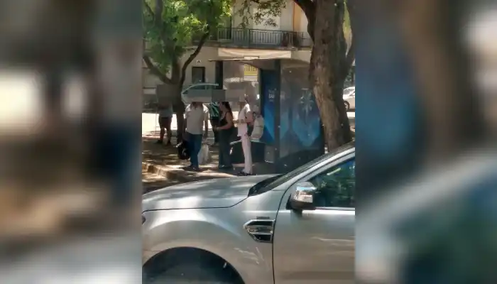 Quejas por el mal estacionamiento en la Plaza Belgrano