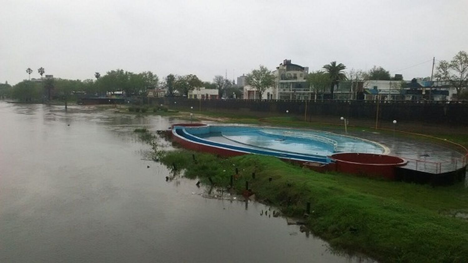 El fin de semana llovió más de 100 mm y el río marca un repunte