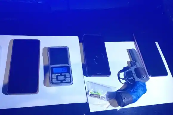 Vendían drogas en la calle y fueron detenidos con un revolver en zona oeste