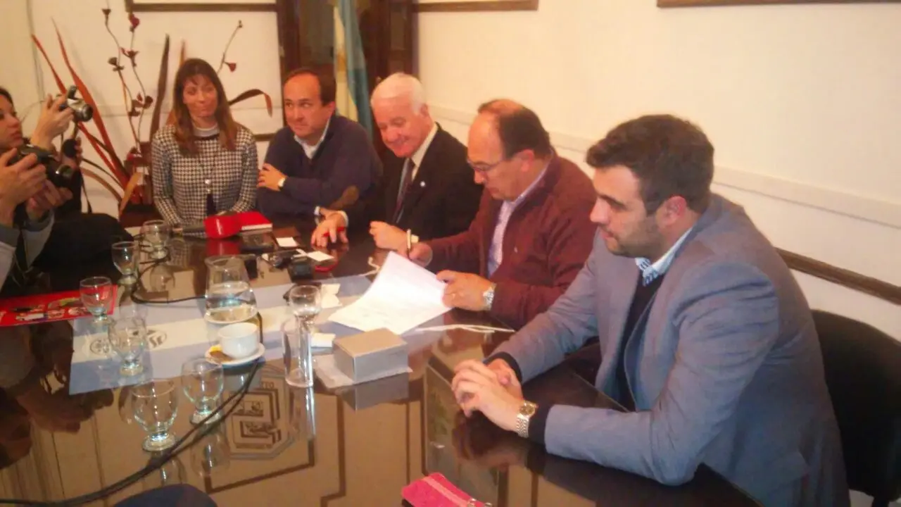 Saladillo: Salomón firmó un convenio con Provincia Microempresas