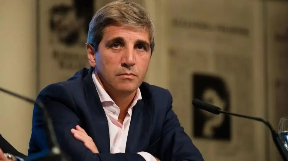 Luis Caputo y parte de su equipo anuncian en vivo nuevas medidas económicas desde "Carajo", el "678 libertario"