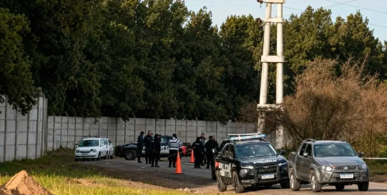 Hallaron muerto a un hombre en un zanjón al sur de San Lorenzo: el cuerpo tenía un disparo