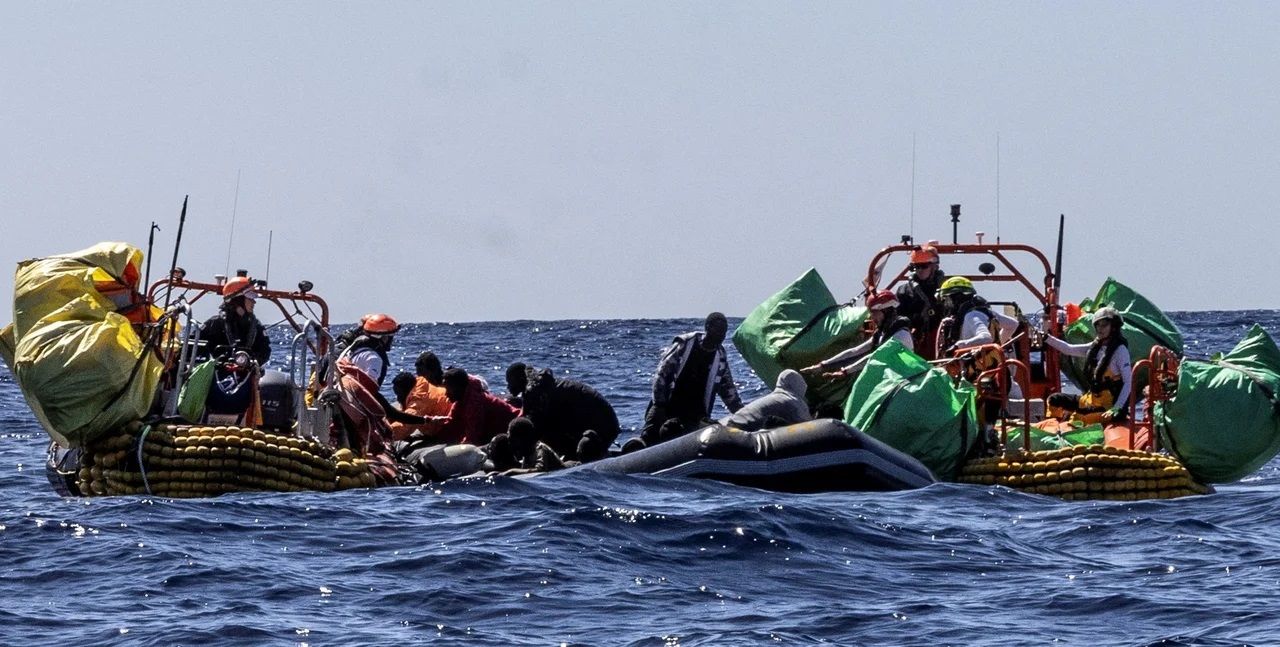Los migrantes se trasladan en endebles embarcaciones hacia la costa española