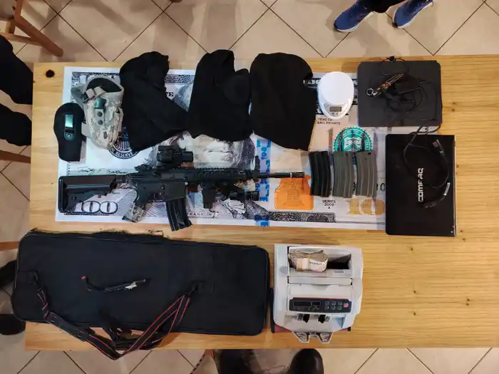 Armas de guerra, droga y autopartes: se agravó la situación del detenido del viernes