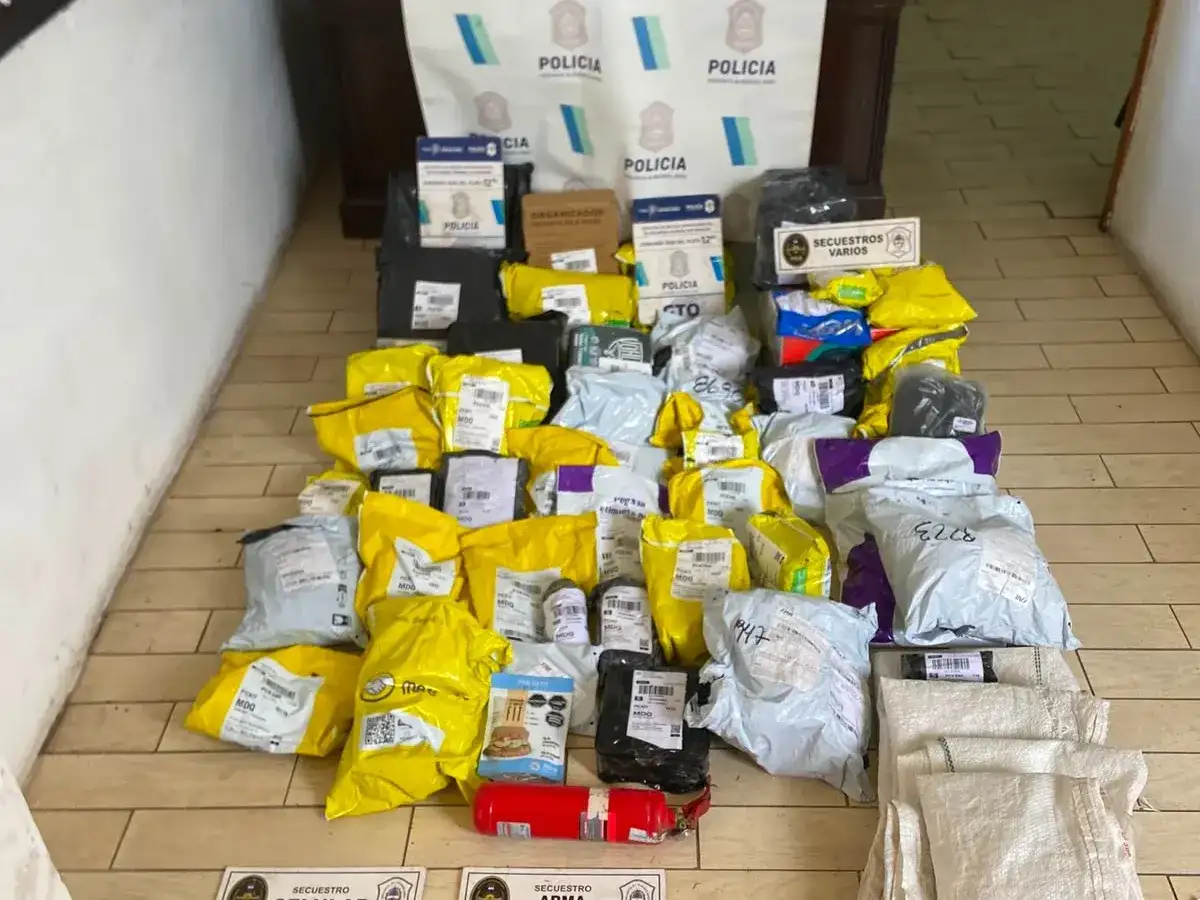 Cinco detenidos y 35 paquetes recuperados tras un robo a un vehículo de correo