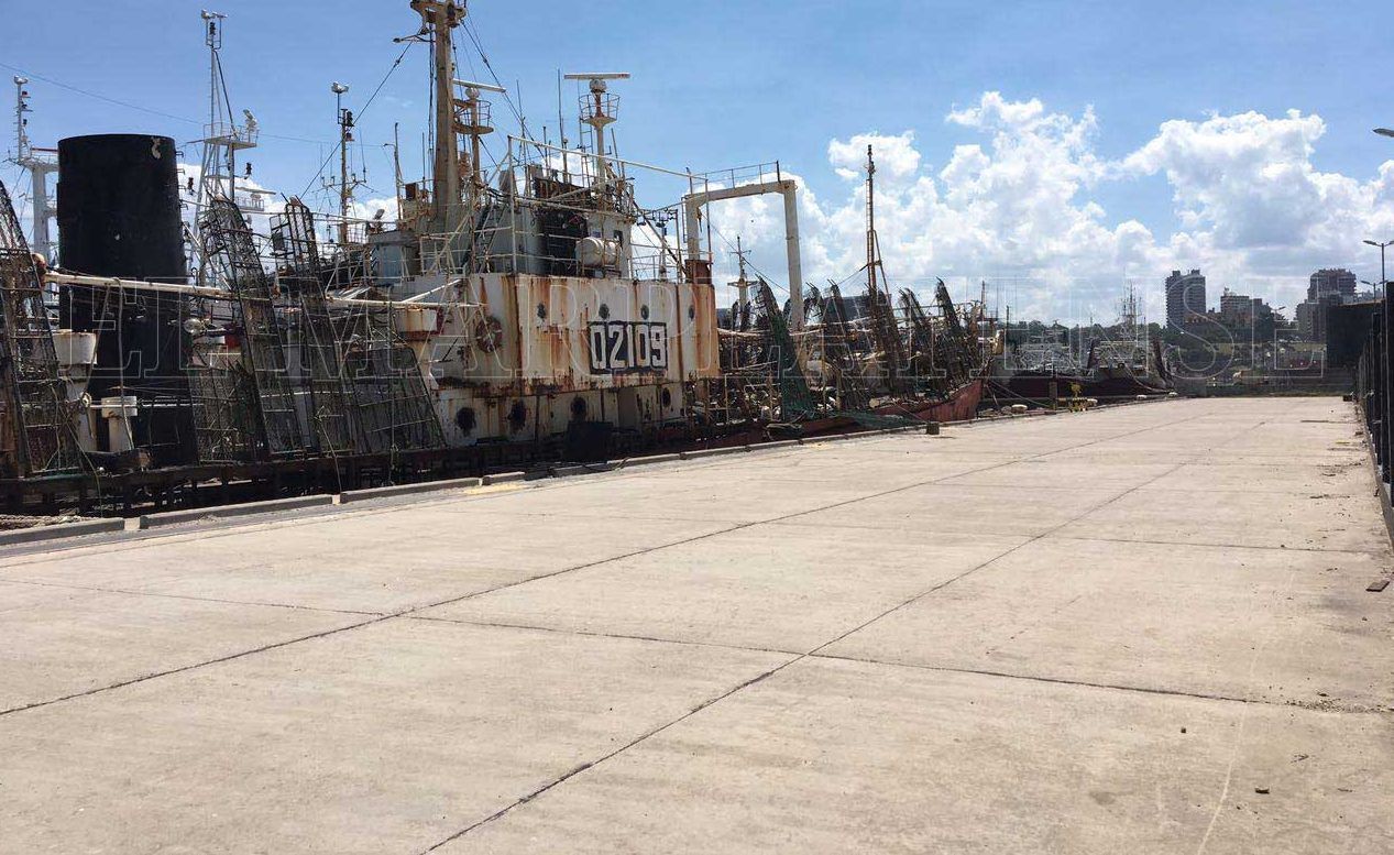 Empleados de una cooperativa tomaron un barco en la ex Terminal de Cruceros