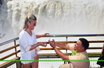 imagen Un “sí” eterno en las Cataratas: una pareja de Gualeguay selló su amor con una propuesta inolvidable