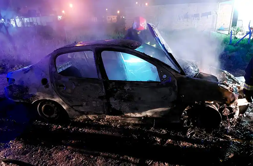 Video: averiguan las causas del incendio de un auto en Parque Peña