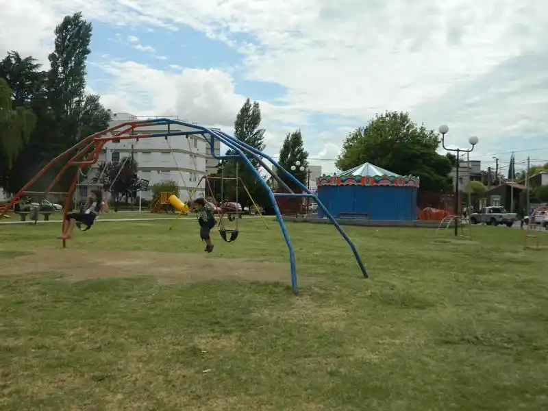 Una patota atacó a un joven en la Plaza de los Troncos