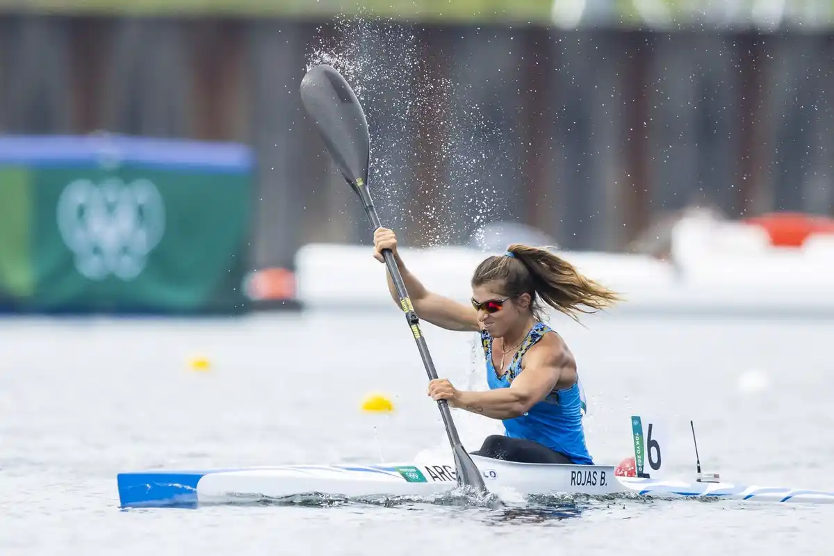 Tokio 2020: Brenda Rojas puso el corazón para ganarle a una británica por milésimas y llegó a semifinales en K1 500 metros