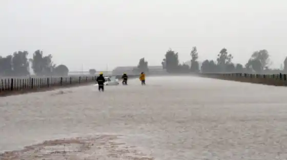 Tres Arroyos: Mujer quedó atrapada en su camioneta tras crecida de la marea