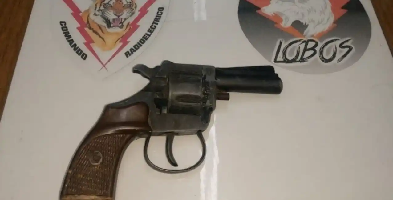 Rosario: un menor de 10 años llevó un arma de fuego a la escuela