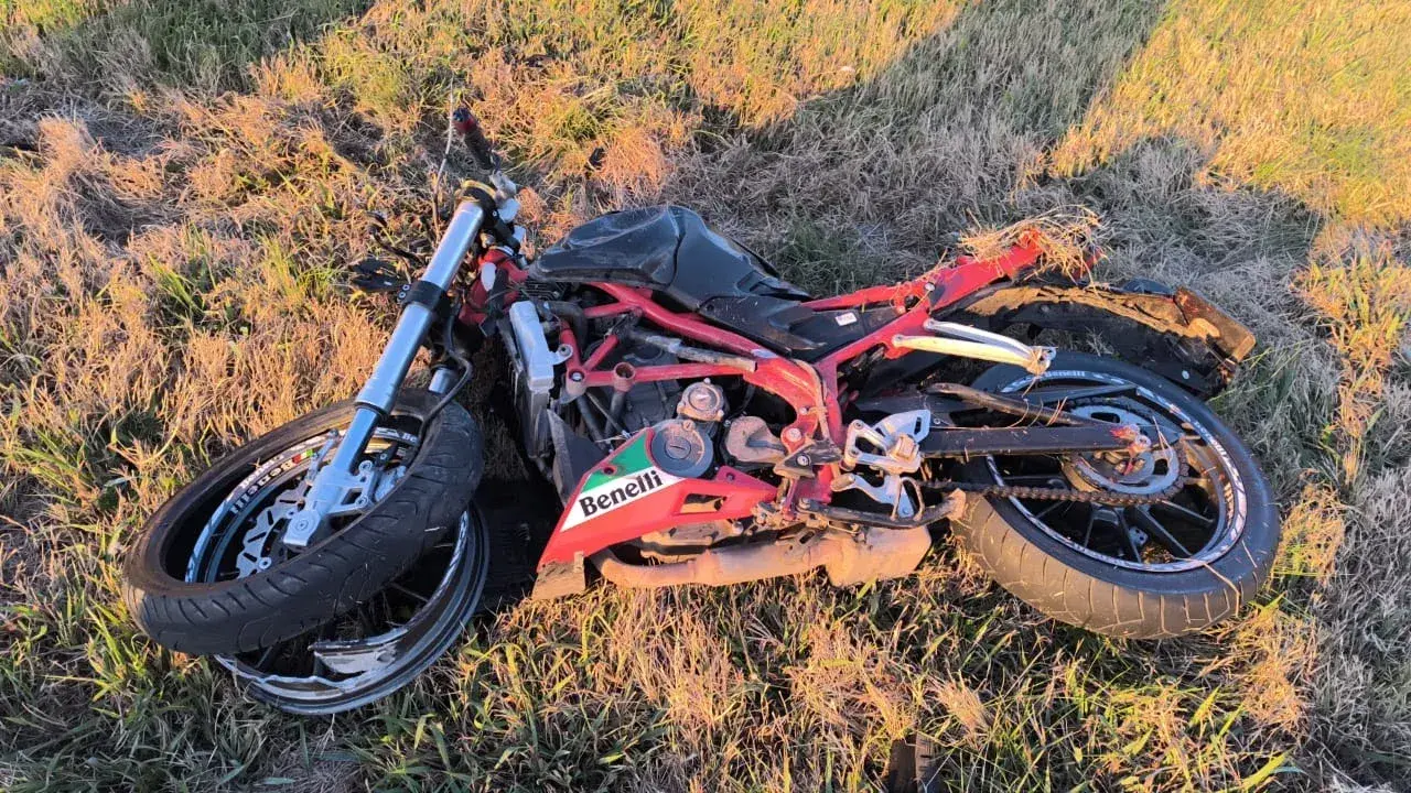 Murió un motociclista tras chocar contra un camión.