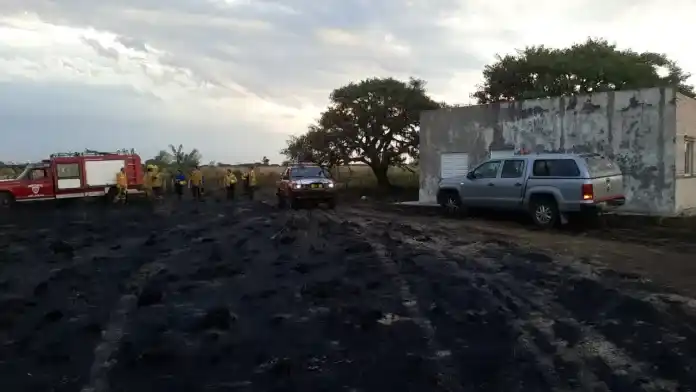 Intenso trabajo de los bomberos en la zona de Médanos porque los incendios no dan tregua