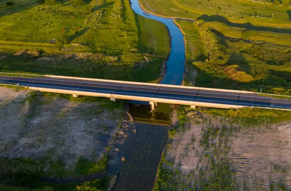Con nuevos puentes, habilitaron la circulación de camiones y micros entre Pipinas y Esquina de Crotto