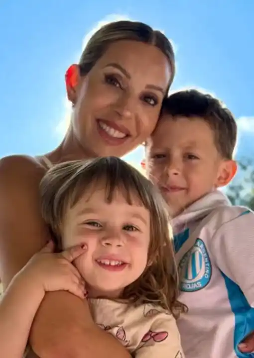 Noelia Marzol junto a sus hijos.